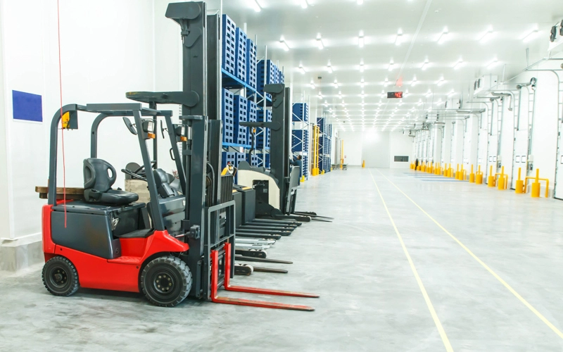 Distribution warehouse with optimal space